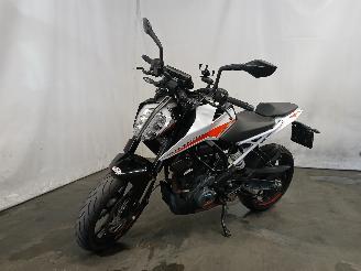 krockskadad bil motor KTM 390 Duke  2023/3