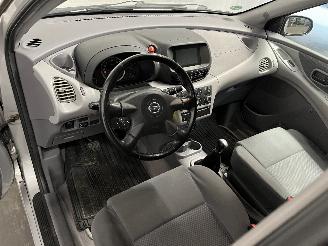 Nissan Almera Almera Tino (V10M) MPV 1.8 16V (QG18DE) [85kW]  (12-2002/02-2006) picture 11