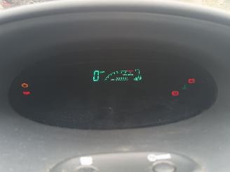 Toyota Yaris Yaris (P1) Hatchback 1.3 16V VVT-i (2SZFE) [64kW]  (04-2002/09-2005) picture 2