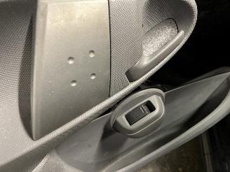 Peugeot 107 107 Hatchback 1.0 12V (384F(1KR)) [50kW]  (06-2005/05-2014) picture 17