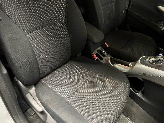 Toyota Auris Auris (E15) Hatchback 1.8 16V HSD Full Hybrid (2ZRFXE) [100kW]  (09-20=
10/09-2012) picture 15