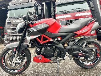 Vaurioauto  passenger cars Aprilia  SHIVER 900 - led knipperlichten - drive modus - carbon spatbord - verstelbaar achterveer - stickersset 2020/7