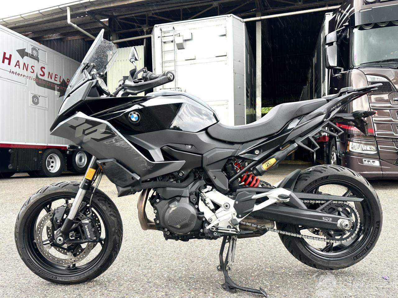 BMW F 900 R XR Triple Black 105pk - 2025 - 8885km - verwarmde handvatten - keyless - alarm - brembo -hoogte verstelling veer