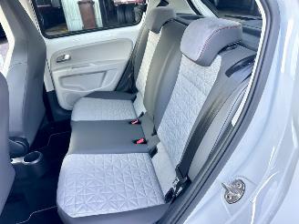 Volkswagen Up! 1.0i 65pk beats 5drs - nap - line assist - clima - cruise - pdc - privacy glass - subwoofer - licht + regensens picture 24