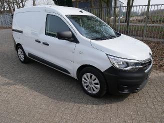 krockskadad bil auto Renault Express  2024/7