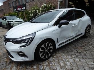 uszkodzony samochody osobowe Renault Clio Techno 2023/8