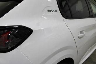 Peugeot 208  picture 18