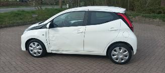 Toyota Aygo X-Play 1.0-VVT-i 72pk Airco Led koplampen Led achterlichten Elek-ramen elektrische buitenspiegels centrale deurvergrendeling met afstandsbediening Hoogglans buiten design Deelbare achterbank picture 8