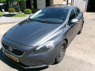 damaged passenger cars Volvo V-40 1.6 DIESEL MOMENTUM 2013/5