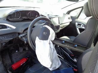 Peugeot 2008 1.2 picture 5