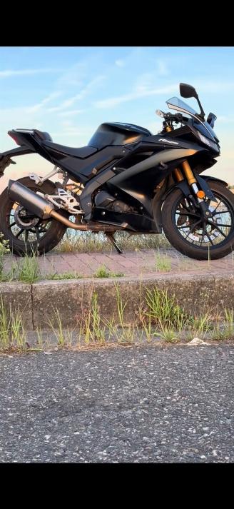 Yamaha YZF - R125  picture 1