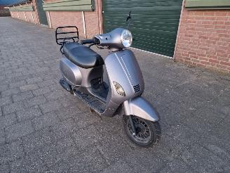 skadebil bromfiets Turbho  RL-50 VESPA LX LOOK A LIKE MODEL 2018/8