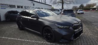 skadebil auto BMW M5 Touring M Drive Professionel*PlugIn*Panoramadak*Ambiente*HeadUp*Carbon*Compound Remsysteem rood*360*Parkeer +*Shadowline*Memory*Bower&Wilkins Sound* 2025/6