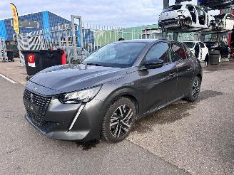 krockskadad bil auto Peugeot 208 1.2 AUTOMAAT 2022/3
