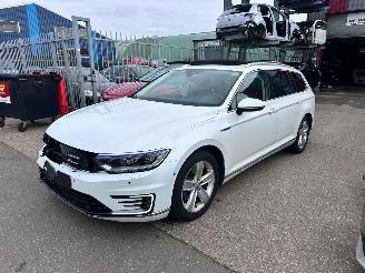 Damaged car Volkswagen Passat 1.4 GTE / DSG / PANO / VOLLE AUTO / 2018/5