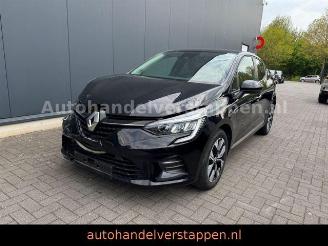 uszkodzony samochody osobowe Renault Clio V TCE 90 Evolution Facelift 2022/12