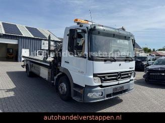 krockskadad bil bedrijf Mercedes Atego 1323 Omars + HIAB KRAAN 8.5 + AutoBRIL 2005/1