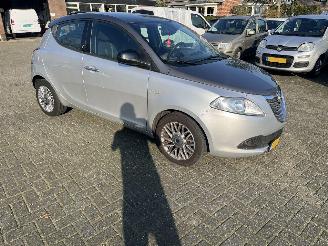 skadebil auto Lancia Ypsilon 0.9 twin air silver line. 2014/8