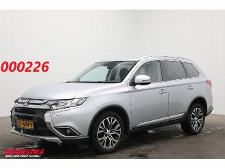 Schadeauto Mitsubishi Outlander 2.0 Executive Edition Navi Clima Cruise Camera PDC AHK 2015/8