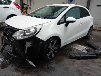 Vrakbiler auto Kia Rio Rio III (UB) Hatchback 1.2 CVVT 16V (G4LA5) [63kW]  (09-2011/12-2017) 2013/5