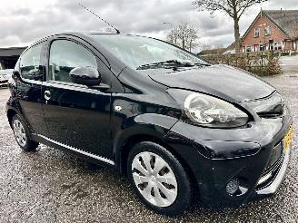 Toyota Aygo Gereserveerd 1.0 VVT-i 68pk aut + f1 Aspiration - nap - airco - facelift - led - bleutooth - elektr ramen - slechts 75dkm picture 4