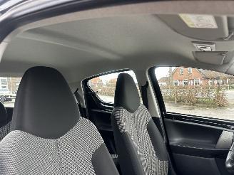 Toyota Aygo Gereserveerd 1.0 VVT-i 68pk aut + f1 Aspiration - nap - airco - facelift - led - bleutooth - elektr ramen - slechts 75dkm picture 30