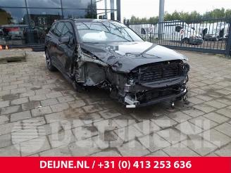 krockskadad bil auto Volvo V-60 V60 II (ZW), Combi, 2018 2.0 B3 16V Mild Hybrid 2024/4