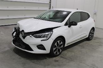 damaged passenger cars Renault Clio  2023/1