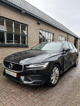 krockskadad bil auto Volvo V-60 2.0 D3 Momentum pro 2020/7