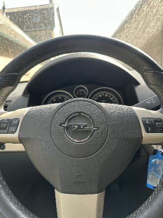 uszkodzony samochody osobowe Opel Astra TWIN TOP 2006/9