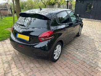 Peugeot 208 1.2 PureTech Signature picture 5