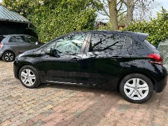 Peugeot 208 1.2 PureTech Signature picture 4