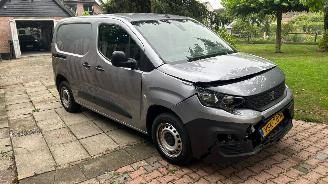 krockskadad bil bedrijf Peugeot Partner 1.5 BlueHDi 100 S&S L1 2022/10