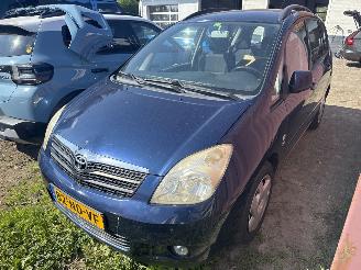 damaged passenger cars Toyota Corolla-verso  2003/1