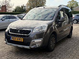 krockskadad bil auto Peugeot Partner 1.2 PureTech AIRCO 2017/6