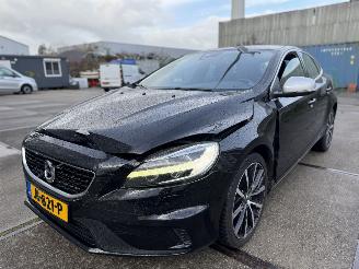 Vaurioauto  passenger cars Volvo V-40 2.0 D2 Momentum R-design 2016/6