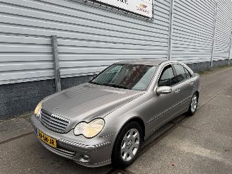 krockskadad bil auto Mercedes C-klasse C220 CDI Elegance 2006/4