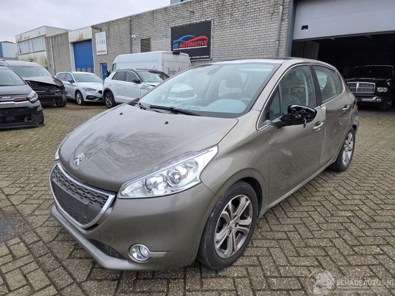 Peugeot 208 1.2 Allure Pano Climatronic MultiMedia Led Pdc CruiseControl 60KW / 82PK