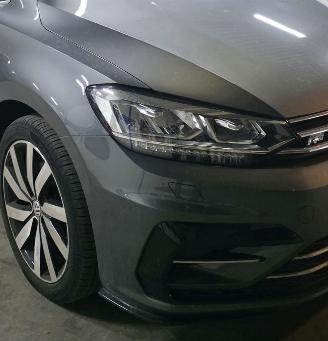 Voiture accidenté Volkswagen Touran R-LINE 1.5TSI DSG PANO 7-Zits Led Alcantara Keyless Camera Navi Acc 110KW/150PK 2020/5