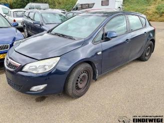 Coche siniestrado Opel Astra Astra J (PC6/PD6/PE6/PF6), Hatchback 5-drs, 2009 / 2015 1.6 16V Ecotec 2011/11