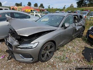 disassembly passenger cars Volvo V-60 V60 II (ZW), Combi, 2018 2.0 B3 16V Mild Hybrid 2021/12