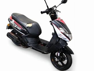 Schade scooter Peugeot  KISBEE 2014/4