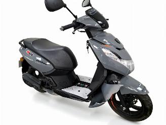 Schade scooter Peugeot  KISBEE 2023/9
