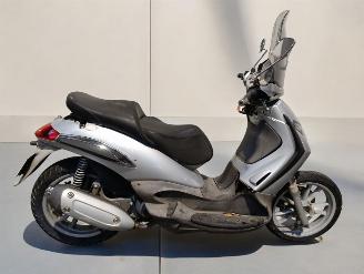 krockskadad bil bromfiets Piaggio  BEVERLY 2006/5