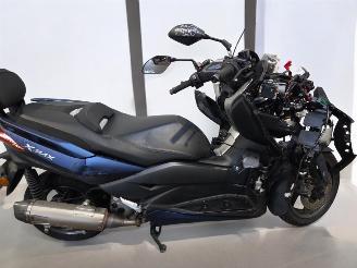 krockskadad bil bromfiets Yamaha  XMAX 2018/12
