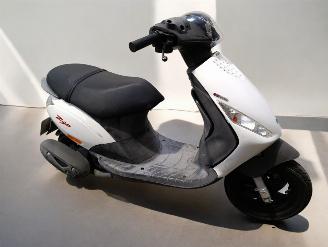 krockskadad bil bromfiets Piaggio  ZIP 2021/12