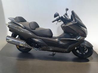 krockskadad bil bromfiets Honda  SWT 2011/7