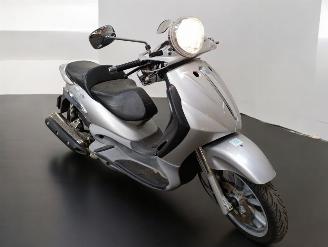 krockskadad bil bromfiets Piaggio  BEVERLY 2004/7