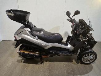 krockskadad bil bromfiets Piaggio  MP3 2009/8