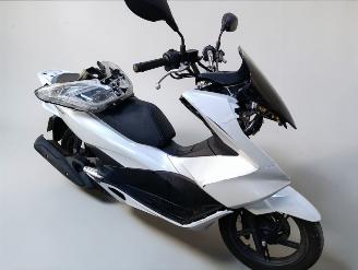 krockskadad bil bromfiets Honda  PCX 2017/2